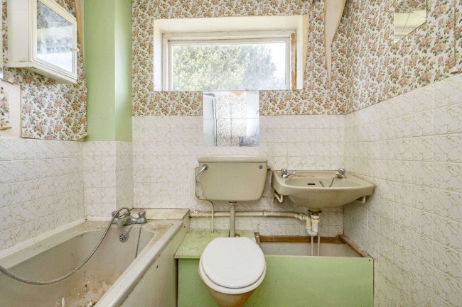 49 Copenhagen Close, Luton LU3 3TF 5