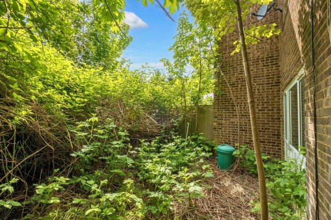 49 Copenhagen Close, Luton LU3 3TF 5