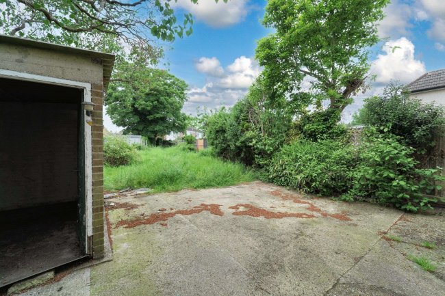 11 Langley Park Road, Iver, Buckinghamshire, SL0 9QJ 10