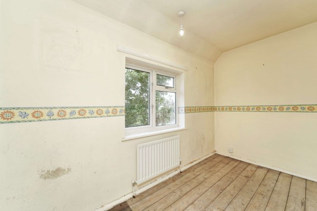 11 Langley Park Road, Iver, Buckinghamshire, SL0 9QJ 10