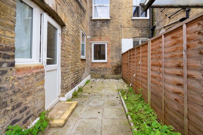 28 Khartoum Road, London SW17 0HZ 5