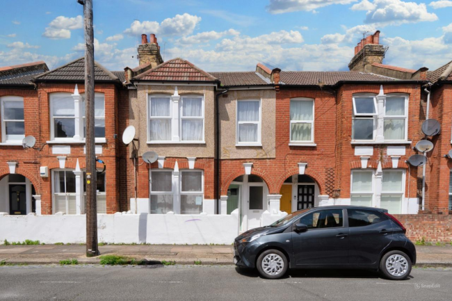 28 Khartoum Road, London SW17 0HZ 5