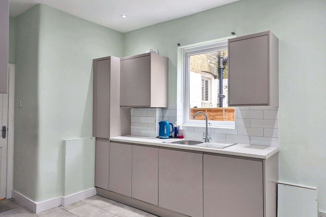 28 Khartoum Road, London SW17 0HZ 5