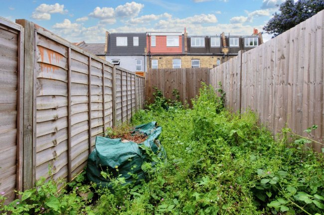 28 Khartoum Road, London SW17 0HZ 5