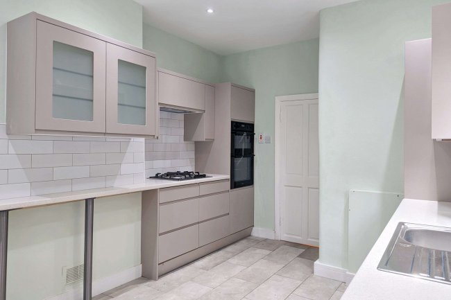 28 Khartoum Road, London SW17 0HZ 5