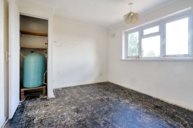 15 Marden Crescent, Bexley DA5 1PW 2