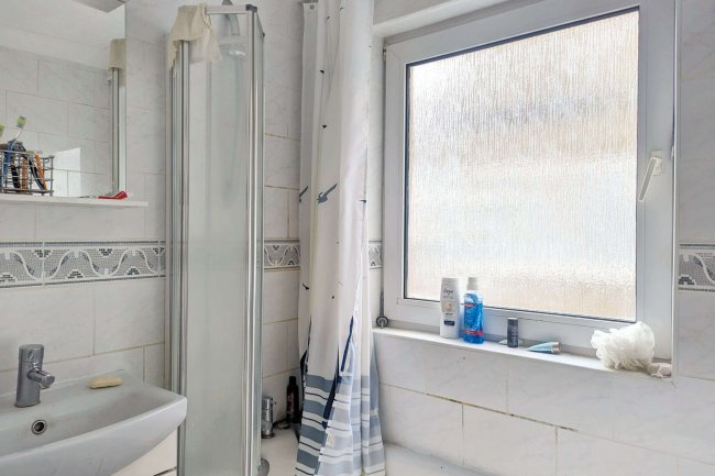 828a London Road, Sutton, Surrey, SM3 9BJ 5