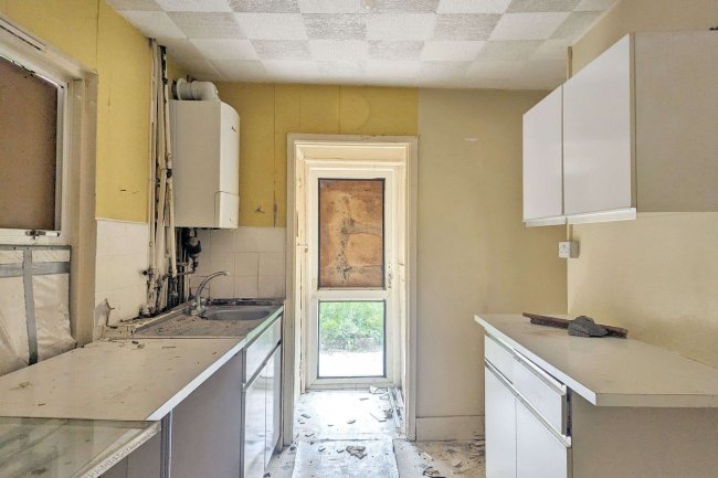 27 Sanderstead Road, South Croydon, Surrey, CR2 0PE 4