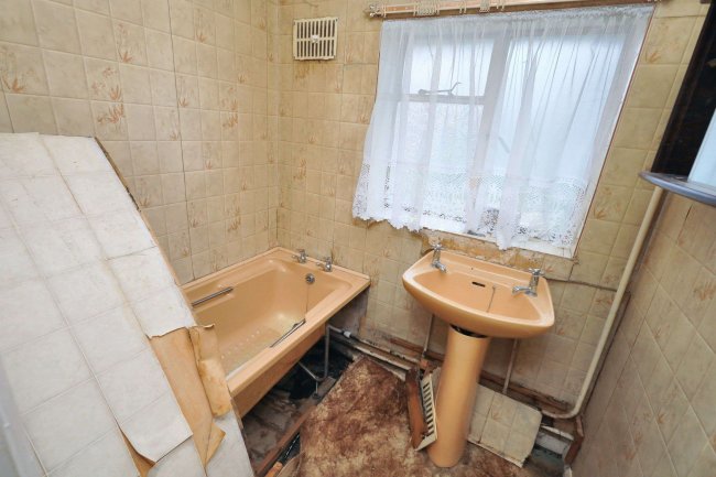 98 Paines Brook Way, Romford, RM3 9JS 10