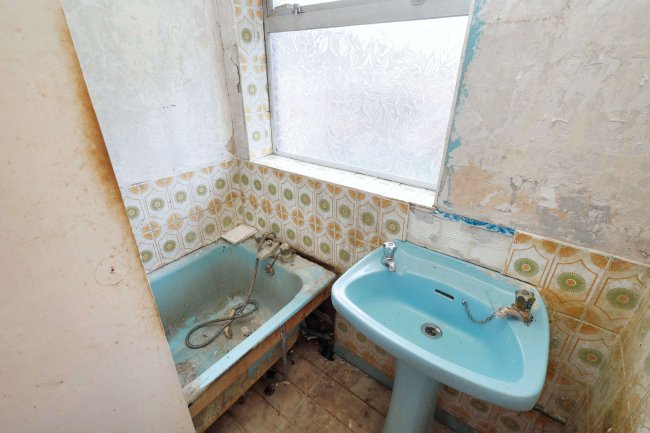 32 Oulton Way, Watford, Hertfordshire, WD19 5EL 1