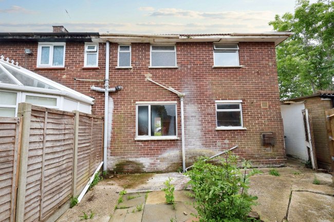 32 Oulton Way, Watford, Hertfordshire, WD19 5EL 1