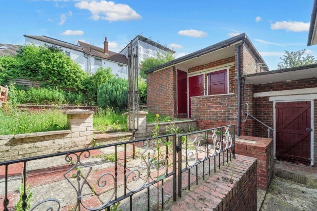 17 Blackthorn Road, Reigate, RH2 7ND 10