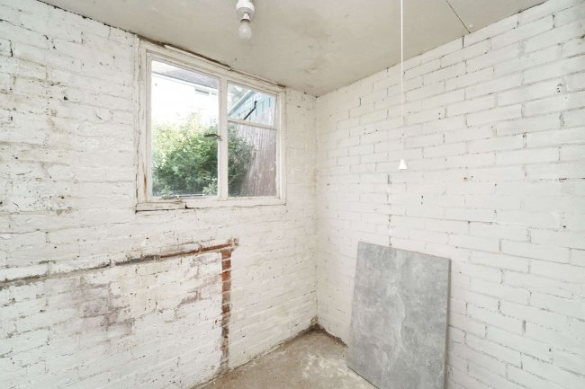 17 Blackthorn Road, Reigate, RH2 7ND 10