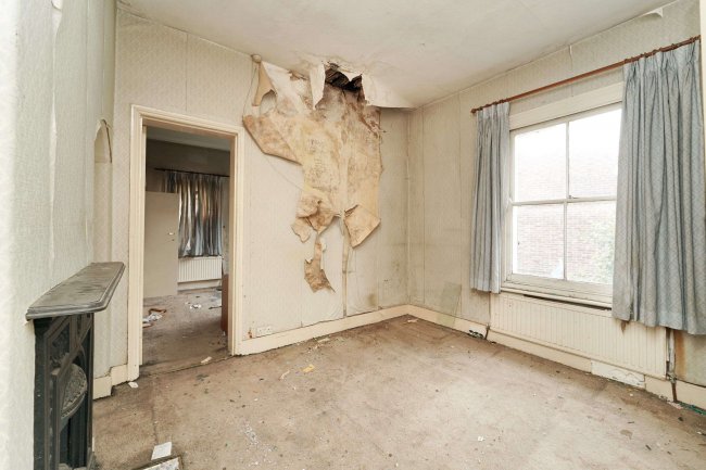 1 The Clumps, Ashford Road, Feltham, TW15 1AT 6