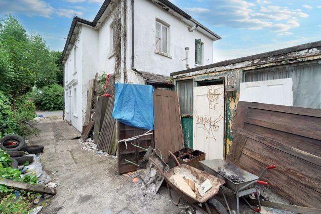 1 The Clumps, Ashford Road, Feltham, TW15 1AT 6