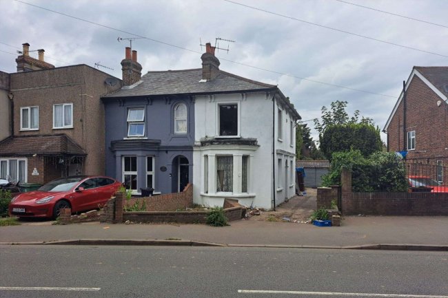 1 The Clumps, Ashford Road, Feltham, TW15 1AT 6