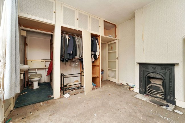 1 The Clumps, Ashford Road, Feltham, TW15 1AT 6