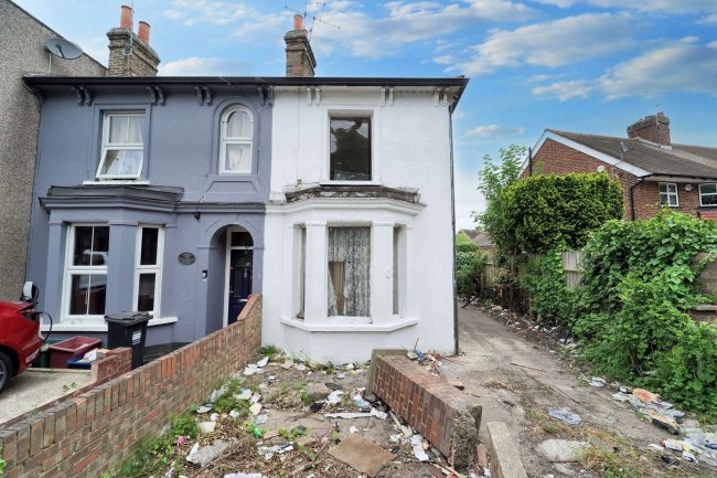 1 The Clumps, Ashford Road, Feltham, TW15 1AT 6