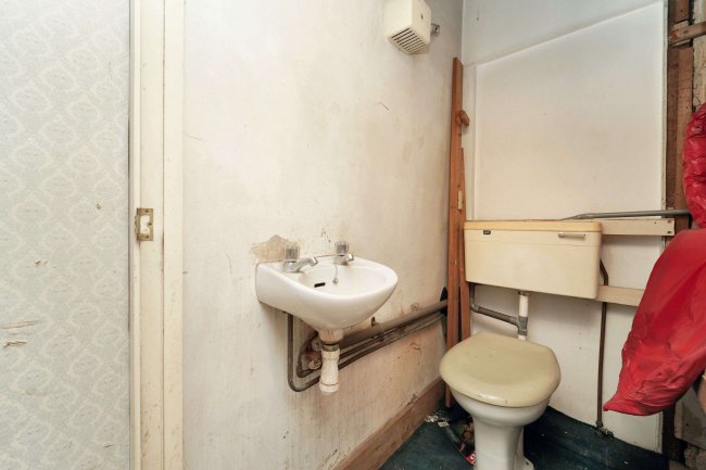 1 The Clumps, Ashford Road, Feltham, TW15 1AT 6