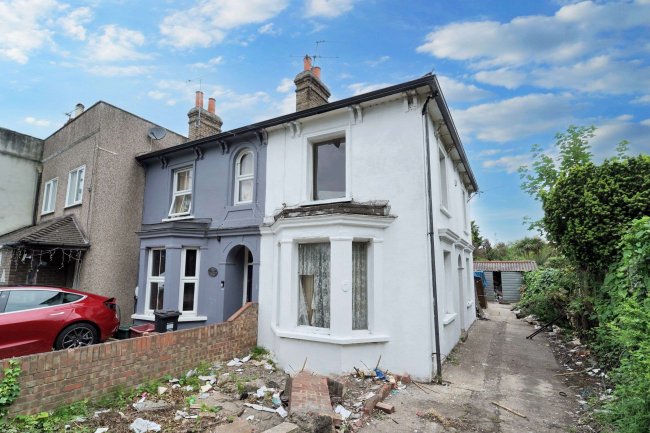 1 The Clumps, Ashford Road, Feltham, TW15 1AT 6