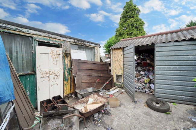 1 The Clumps, Ashford Road, Feltham, TW15 1AT 6