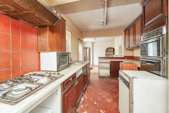 1 The Clumps, Ashford Road, Feltham, TW15 1AT 6