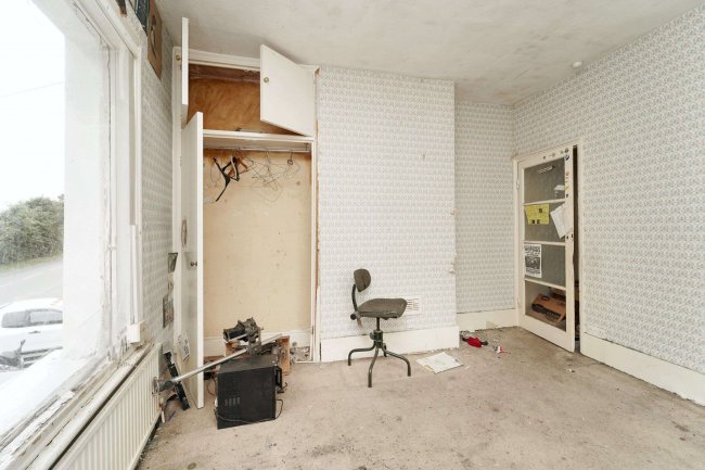 1 The Clumps, Ashford Road, Feltham, TW15 1AT 6