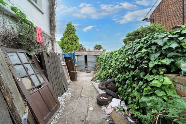 1 The Clumps, Ashford Road, Feltham, TW15 1AT 6