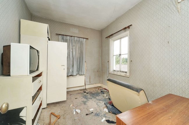 1 The Clumps, Ashford Road, Feltham, TW15 1AT 6