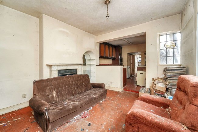 1 The Clumps, Ashford Road, Feltham, TW15 1AT 6