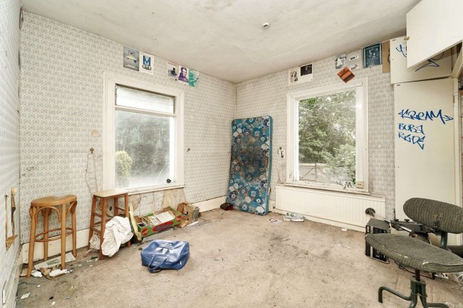 1 The Clumps, Ashford Road, Feltham, TW15 1AT 6