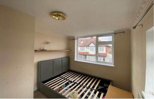 1A Robinhood Close, Mitcham, Surrey, CR4 1JN 4