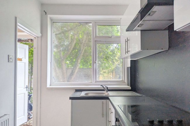 1A Robinhood Close, Mitcham, Surrey, CR4 1JN 4