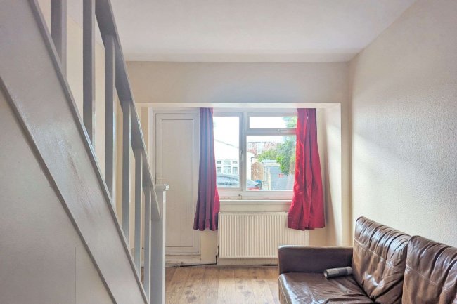 1A Robinhood Close, Mitcham, Surrey, CR4 1JN 4