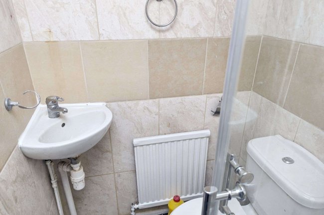 1A Robinhood Close, Mitcham, Surrey, CR4 1JN 4