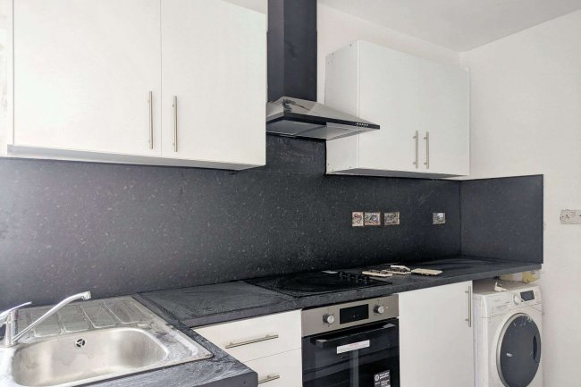 1A Robinhood Close, Mitcham, Surrey, CR4 1JN 4