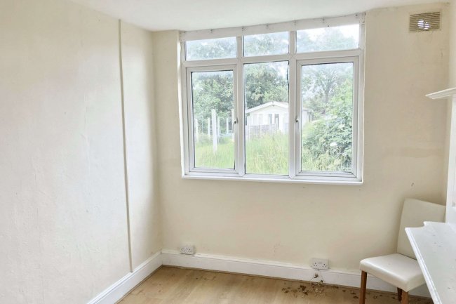 28 Meadow Road, Benfleet, Essex, SS7 2DN 3