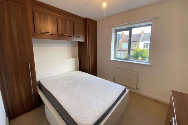 1 Foxdene Close, South Woodford, E18 1BH 4