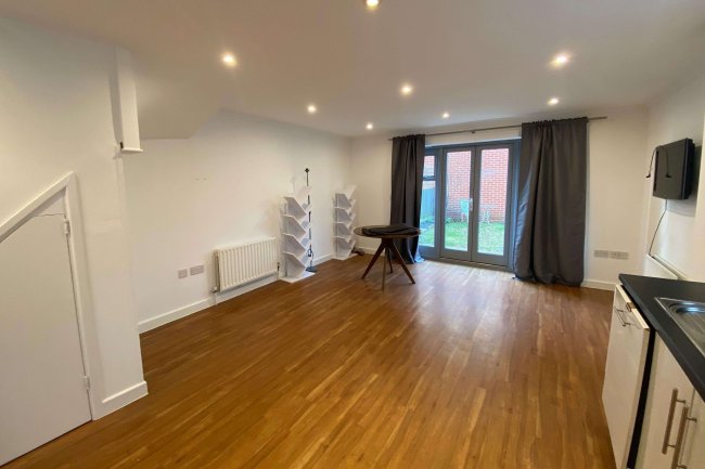 1 Foxdene Close, South Woodford, E18 1BH 4