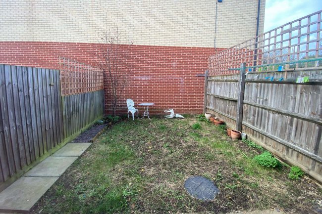 1 Foxdene Close, South Woodford, E18 1BH 4