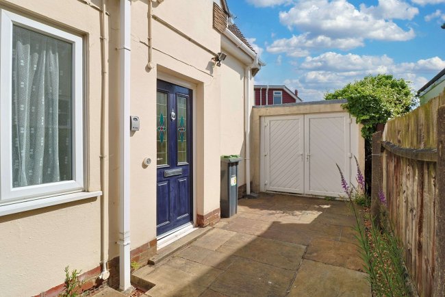 112 Leybourne Avenue, Bournemouth, BH10 6HB 4