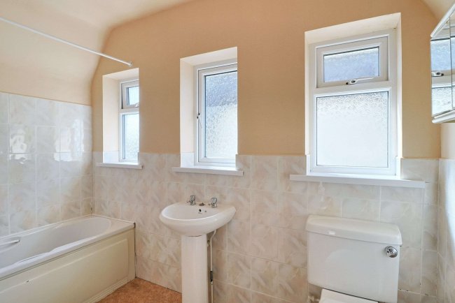 112 Leybourne Avenue, Bournemouth, BH10 6HB 4