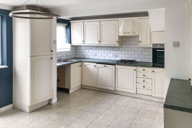 17 Lornes Close, Southend-on-Sea, Essex, SS2 4PX 6