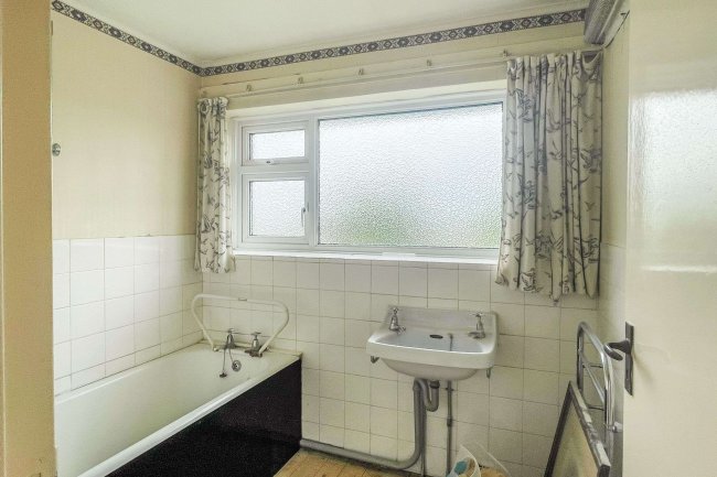 35 Winchester Way, Eastbourne, East Sussex, BN22 0JS 7