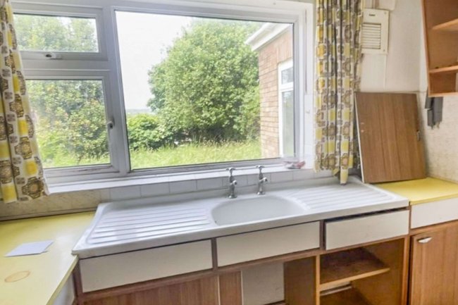 35 Winchester Way, Eastbourne, East Sussex, BN22 0JS 7