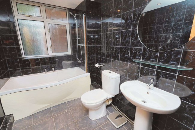 4 Russell Lodge, Endlebury Road, Chingford, London, E4 6QA 9