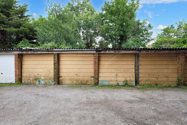 4 Russell Lodge, Endlebury Road, Chingford, London, E4 6QA 9