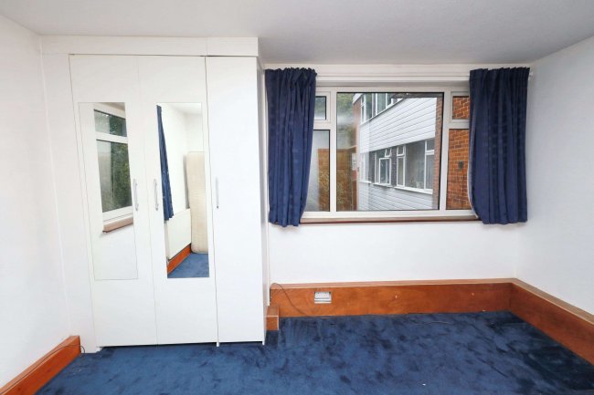 4 Russell Lodge, Endlebury Road, Chingford, London, E4 6QA 9