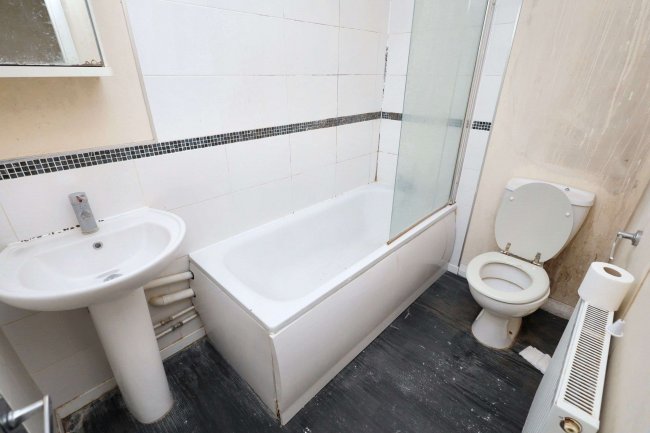 36d The Drive, Ilford, Essex IG1 3HX 5