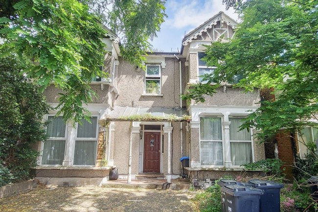 36d The Drive, Ilford, Essex IG1 3HX 5